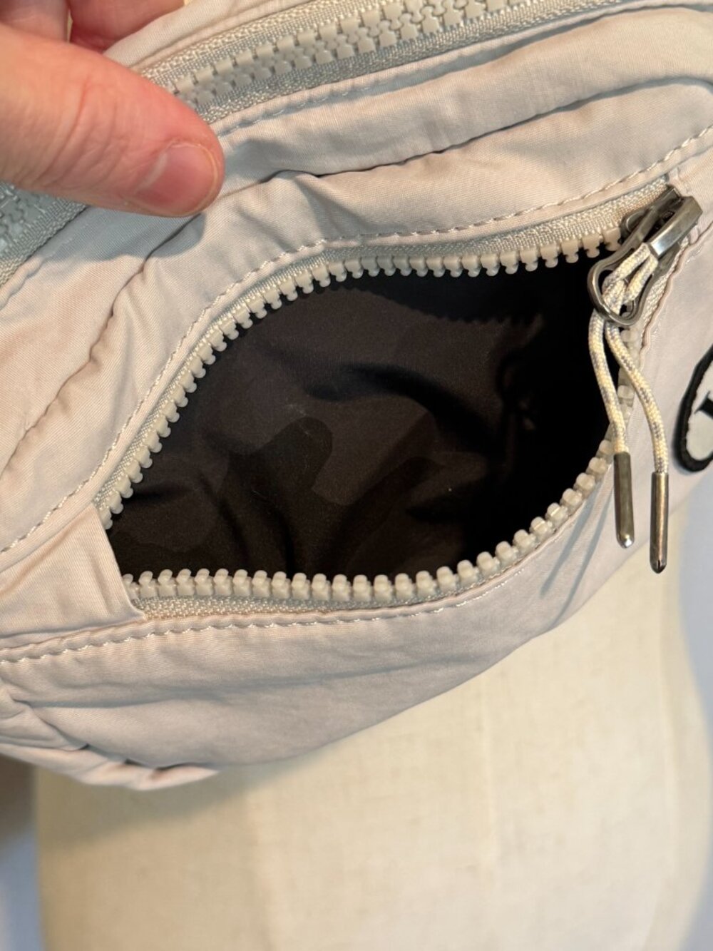 Vuori Hip Pack Belt Bag Fanny Pack - Salt White OS - Excellent Used Condition - Picture 7 of 9